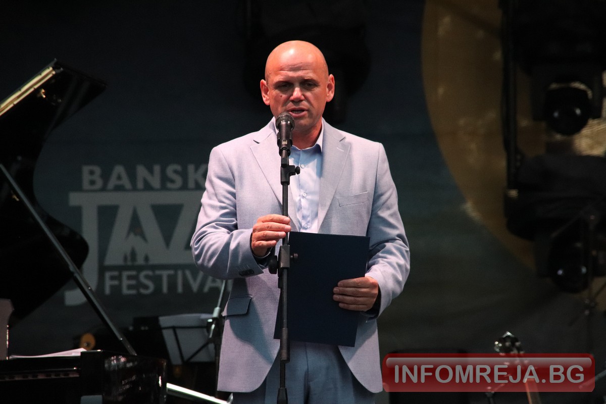 Съклето е, докато тупа тъпането, сетне всичко че се оталожи: Силен старт на Банско Джаз Фест Съклето е, докато тупа тъпането, сетне всичко че се оталожи: Силен старт на Банско Джаз Фест - Инфомрежа