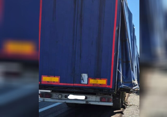 Самокатастрофирал камион блокира аварийната лента на магистралата за Бургас