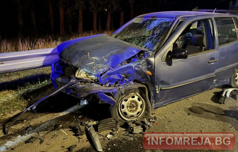 Два автомобила се удариха на входа на Банско, движението е в една лента