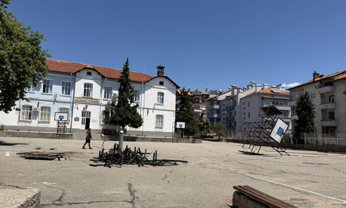 Нови игрища, писта и зелени площи в двора на Първо ОУ в Сандански