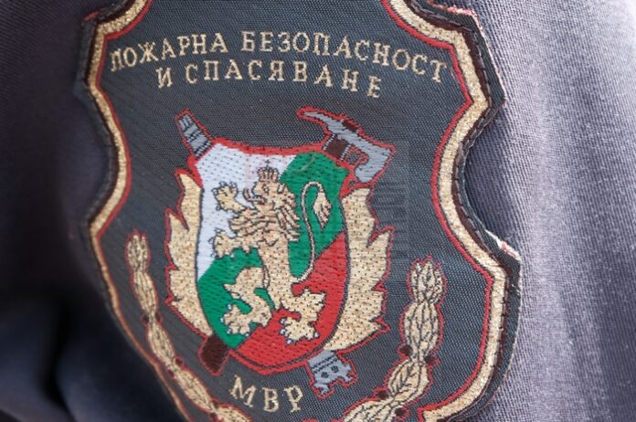 Неизвестен подпали кола и избяга