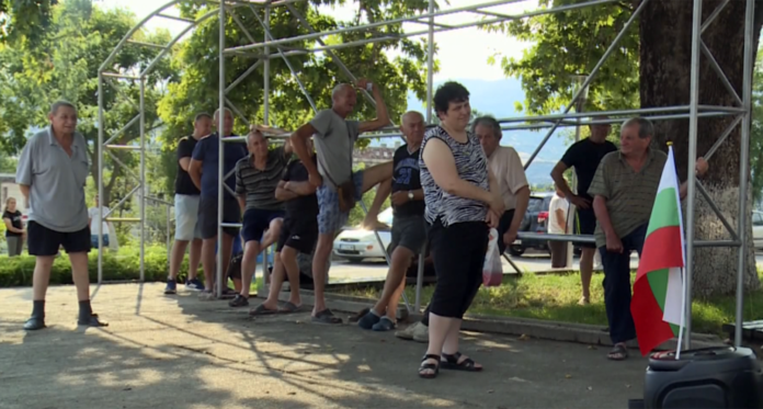 Жители на Струмяни излязоха на протест заради безводие и високи сметки за вода