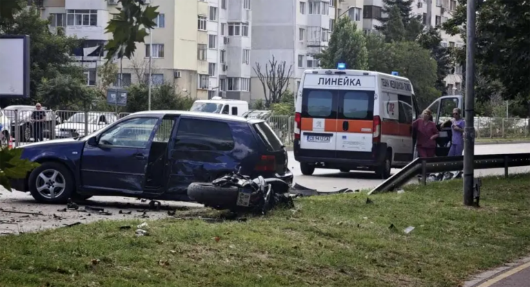 Моторист загина при удар с два автомобила във Варна