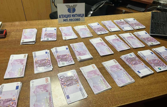 Митничари откриха 150 000 евро у пътник в автобус от Турция към Румъния
