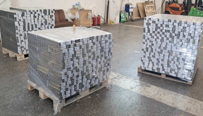 Митничари откриха над половин милион къса цигари, укрити в товар от Турция