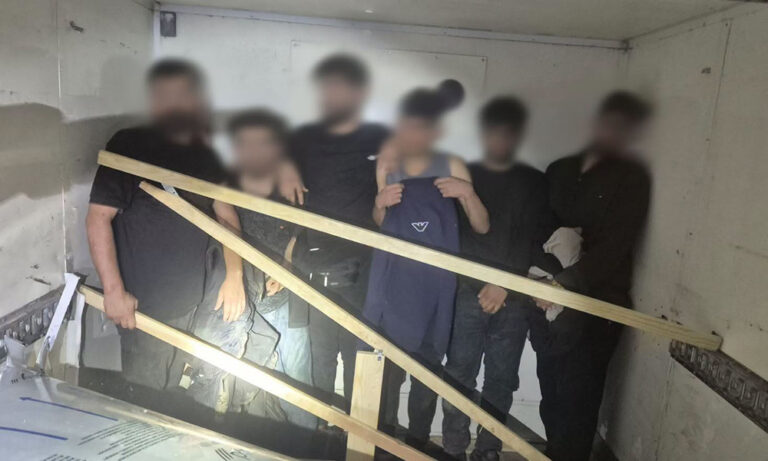 Осем мигранти са задържани на границата ни с Гърция