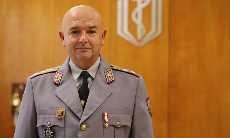КОВИД генералът е предложен за орден