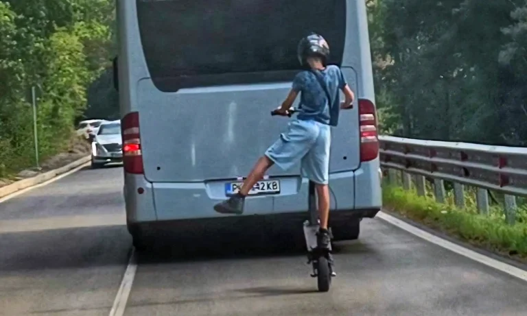 Дете на един крак върху тротинетка, полицията се самосезира