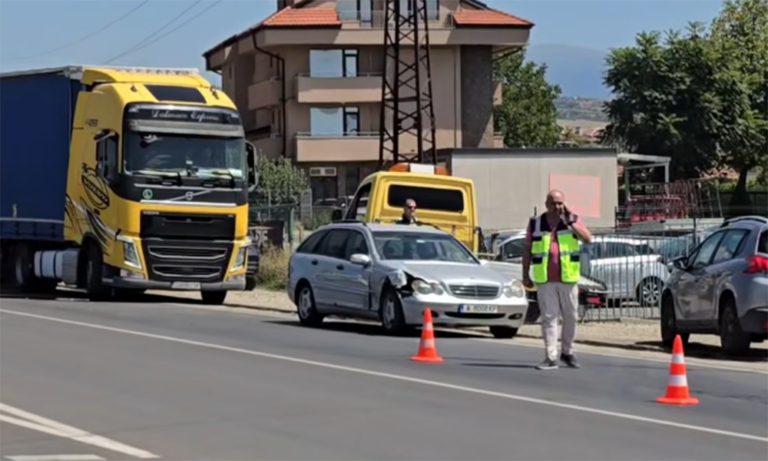 ПТП в Благоевград: Два леки автомобила се удариха на Зелендолско шосе