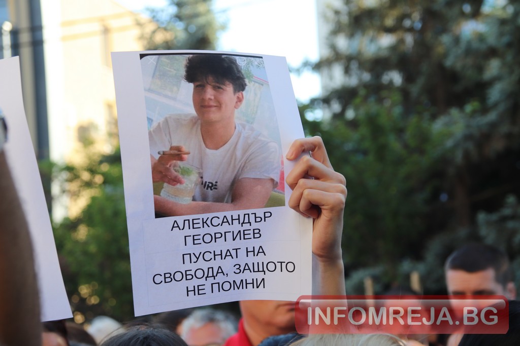 Родителите на Ивана зададоха 11 въпроса на „тихите“ институции: Четирима прокурори си премятат 11 тома доказателства Родителите на Ивана зададоха 11 въпроса на "тихите" институции: Четирима прокурори си премятат 11 тома доказателства - Инфомрежа