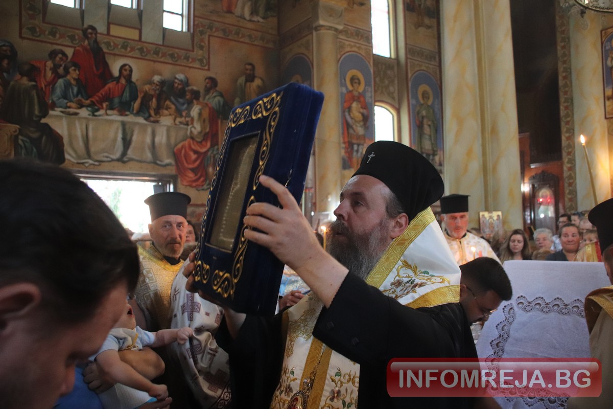 Разлог посрещна мироточивата икона на Пресвета Богородица Хавайска Разлог посрещна мироточивата икона на Пресвета Богородица Хавайска - Инфомрежа