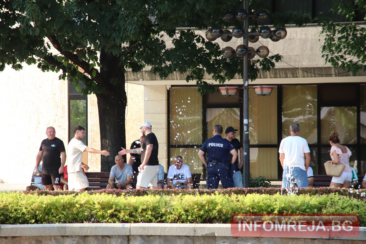 Фенове на „Пирин Благоевград“ с демонстрация пред Общината, питат кмета защо отбора потъва Фенове на "Пирин Благоевград" с демонстрация пред Общината, питат кмета защо отбора потъва - Инфомрежа