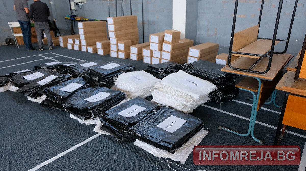 354 600 бюлетини пристигнаха в Благоевград, в събота разпределят машините по общини 354 600 бюлетини пристигнаха в Благоевград, в събота разпределят машините по общини - Инфомрежа