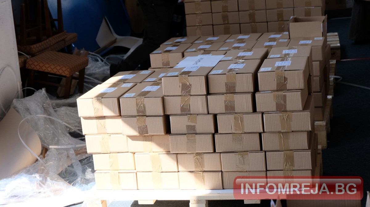 354 600 бюлетини пристигнаха в Благоевград, в събота разпределят машините по общини 354 600 бюлетини пристигнаха в Благоевград, в събота разпределят машините по общини - Инфомрежа